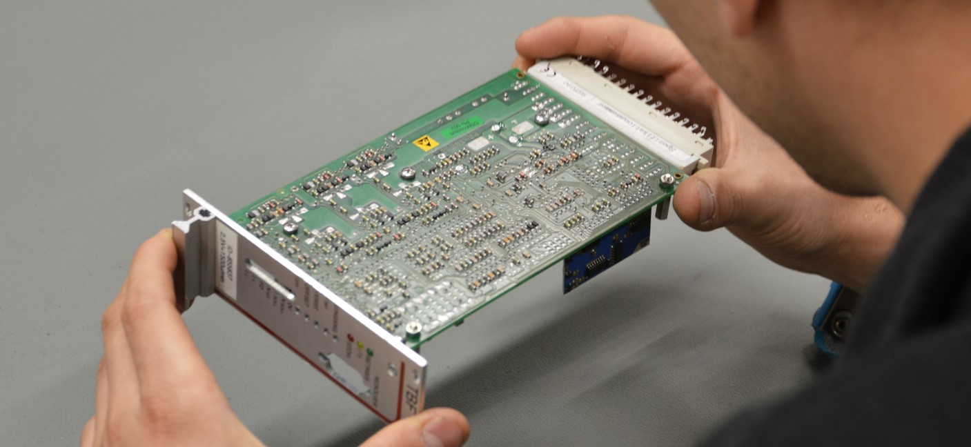 Serwisant naprawia karty sterowania serwo w RGB Elektronika