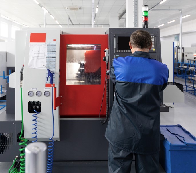 Serwisant CNC podczas pracy