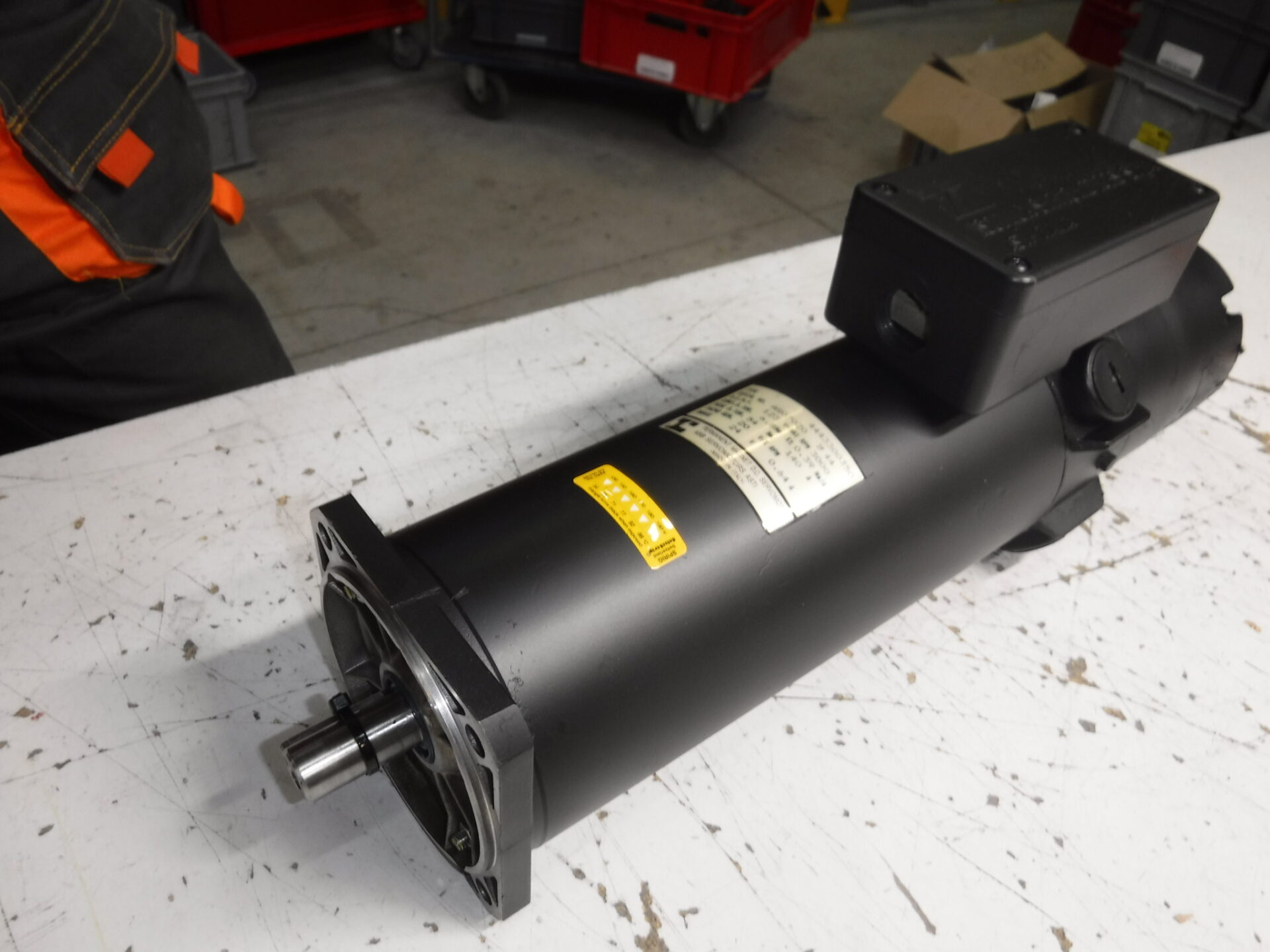 Moteur à Courant Continu Ferrite 100W 24V bride 80 IP44 avec arbre codeur